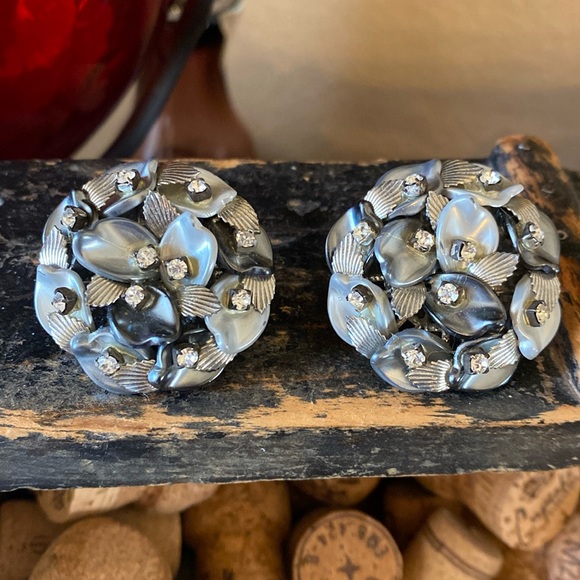 Leru Jewelry - Vintage Leru clip earrings